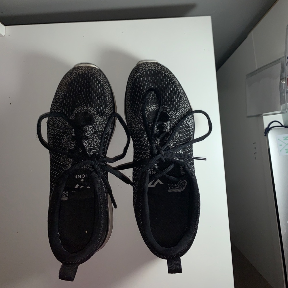 Vionic  tennis shoes